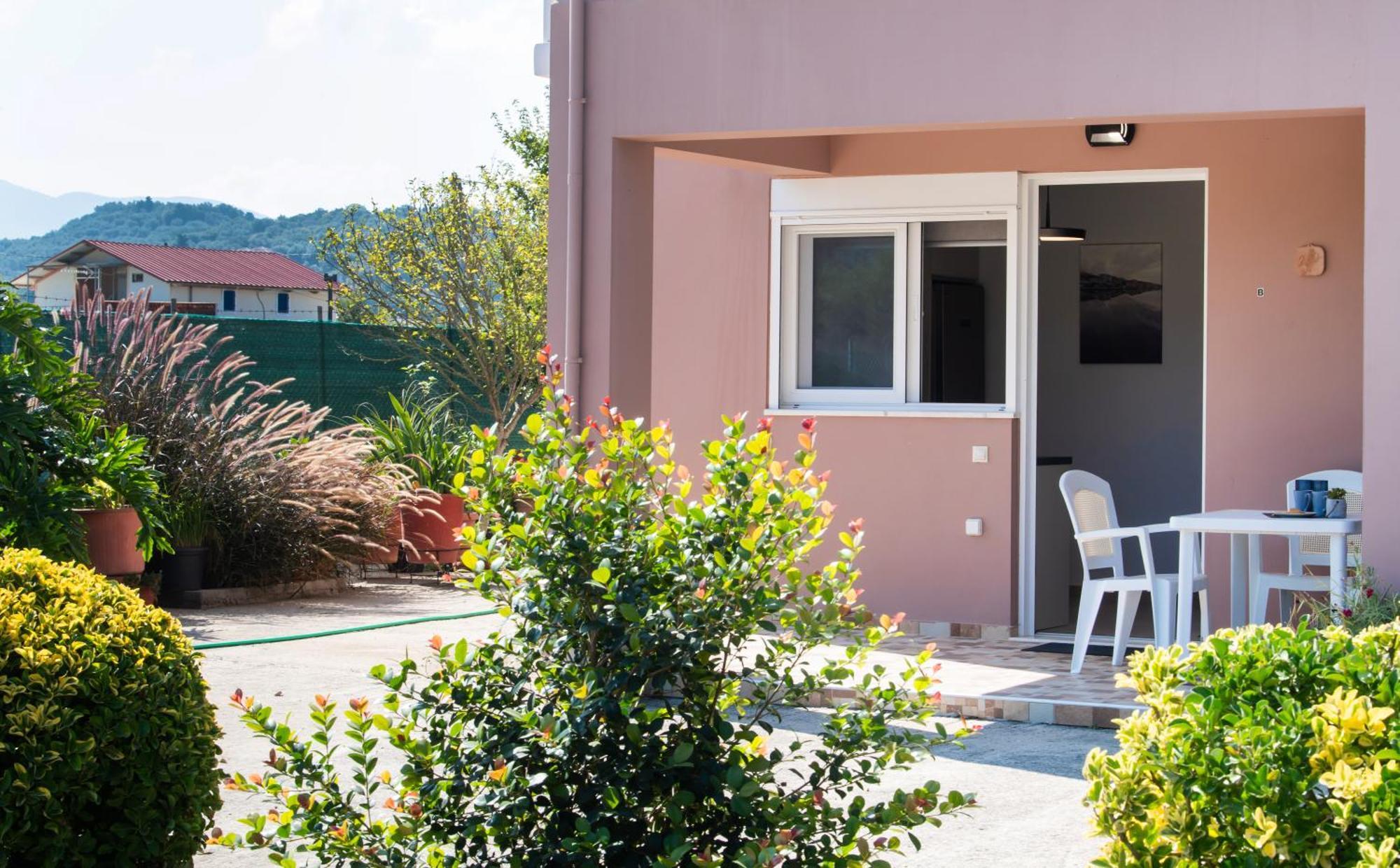 Ruellia Luxury Apartments Kalligoni Exterior photo